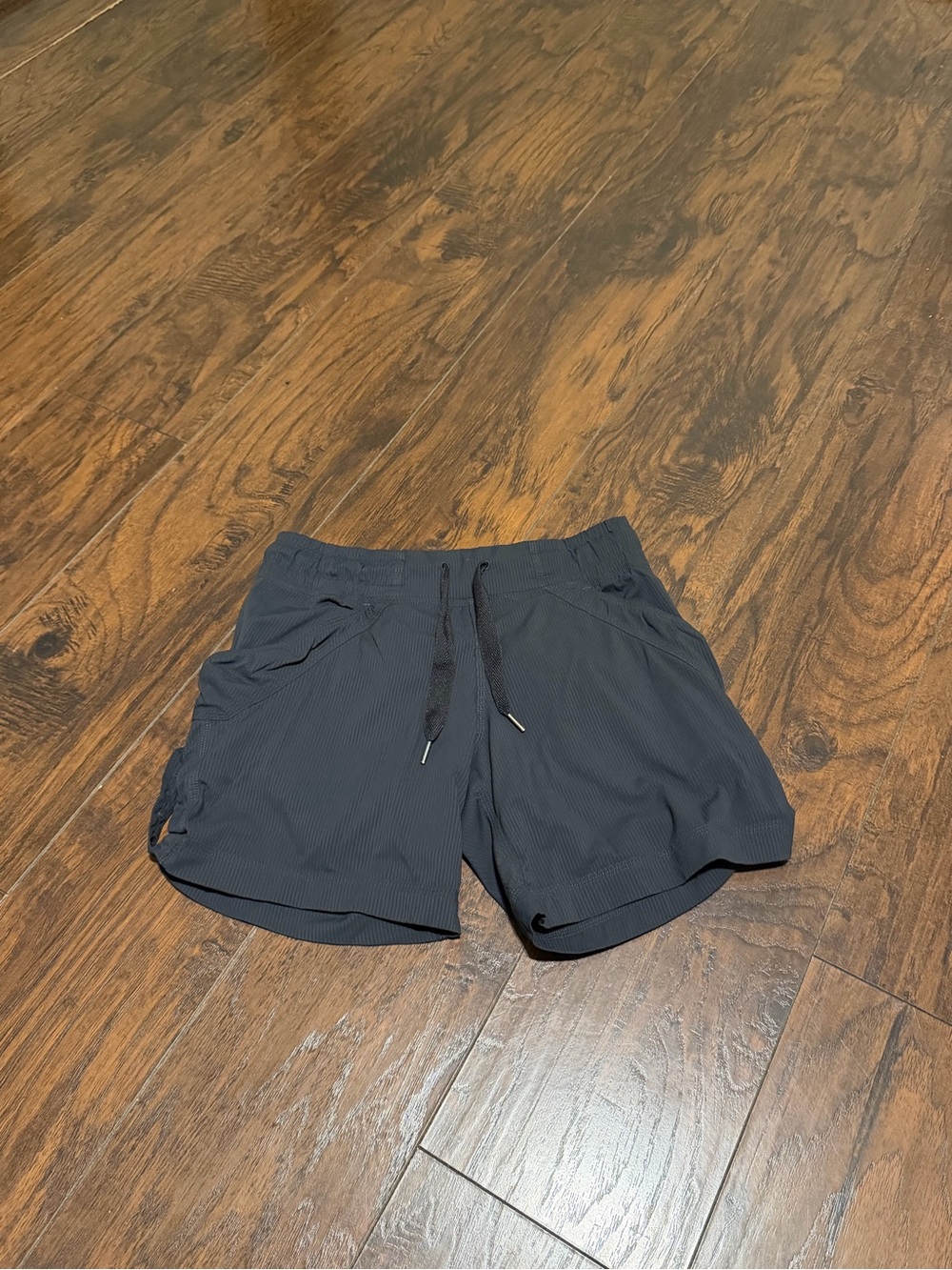 Lululemon women’s play in the sun shorts size 6